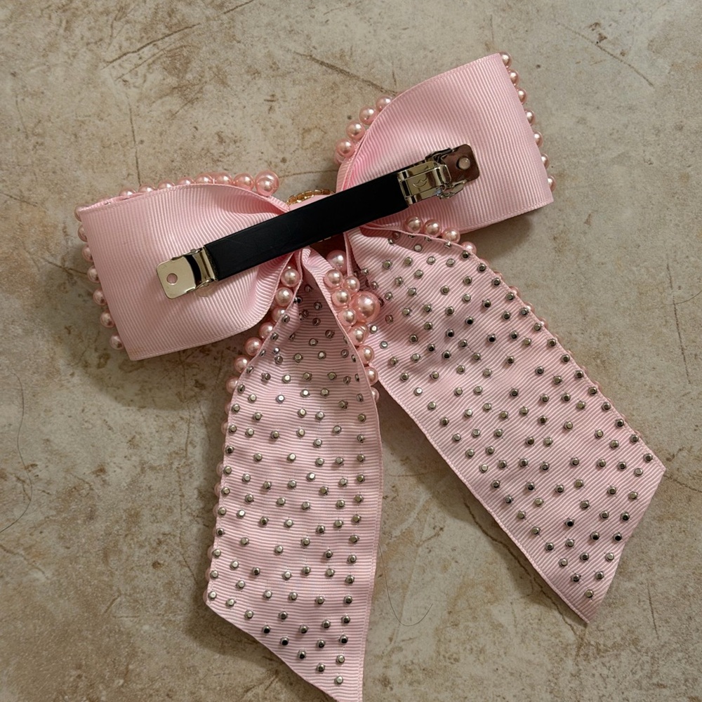 Pink pearl bow hair clip with beaded detail and elegant oversized design - Picture 4 of 4